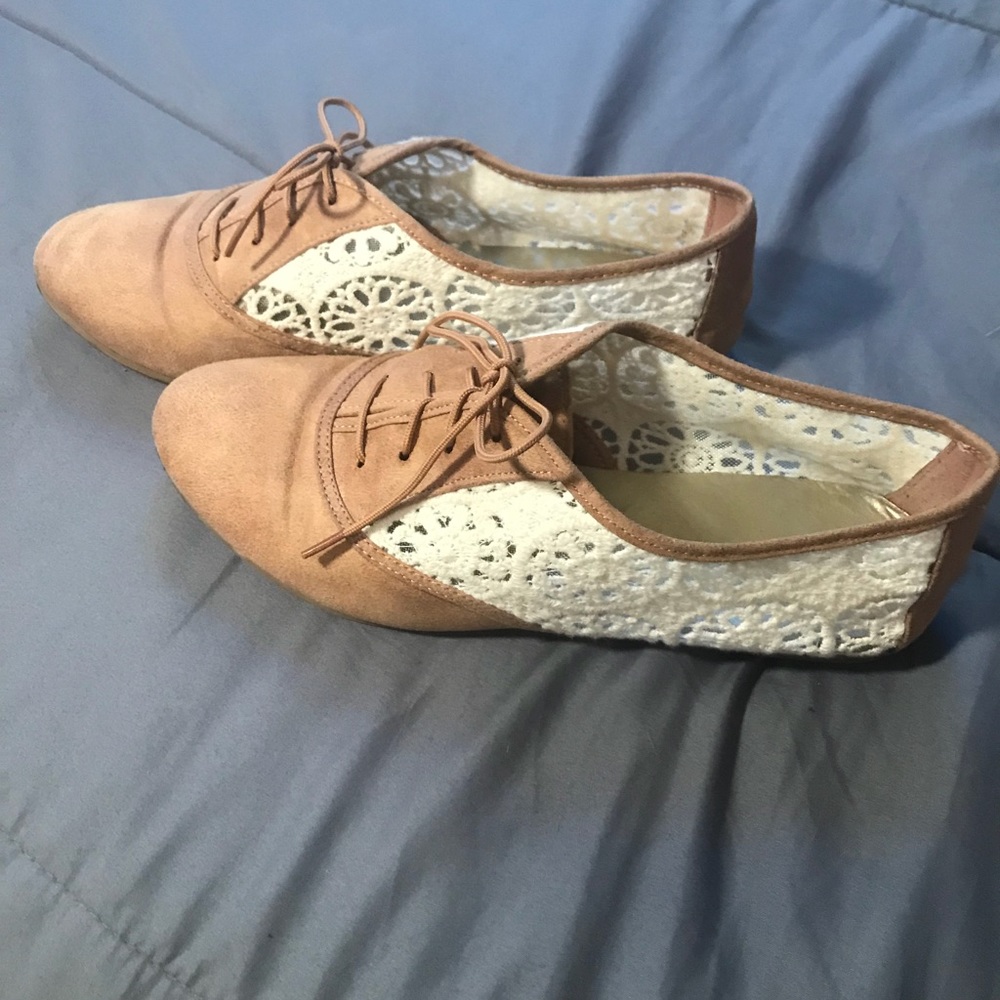 ‼️‼️Tan and white lace shoes